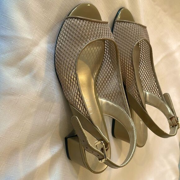 DAVID TATE SAND COLOR MESH PATENT SANDALS.   BEAUTIFULLY PADDED INSOLES!! - Picture 3 of 7